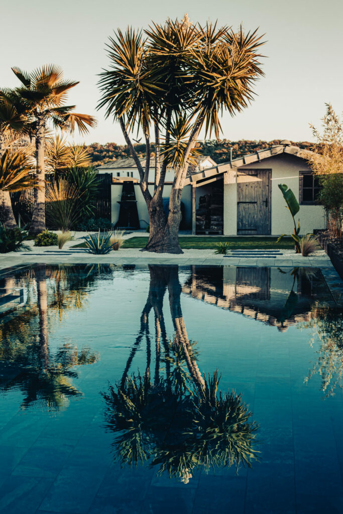Cette photo met en valeur le paysage de ce jardin conçu par l'entreprise. On y voit leur expertise.