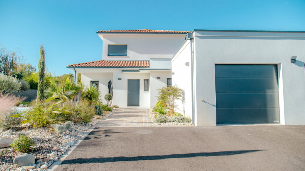 Cette photo de la galerie d'Abadie Construction illustre la construction d'une maison chic et sophistiquée réalisée par l'entreprise.
